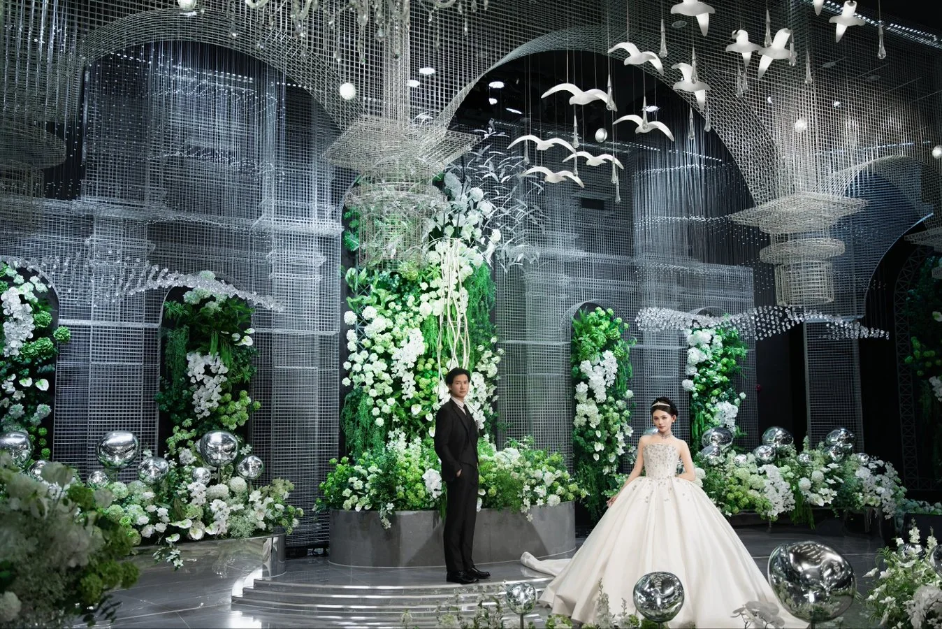 深色森系花园主题婚礼场景