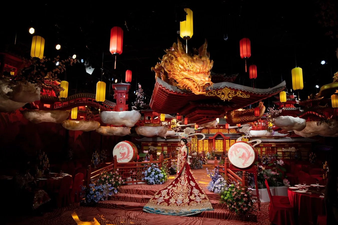 红色东方宫殿主题婚礼场景全景